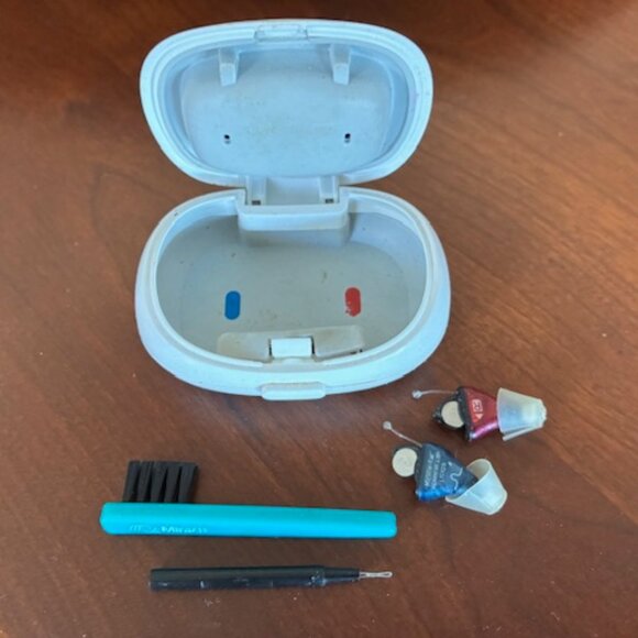 Pair of MIRACLE EAR HEARING AIDS + 2 cleaning tools in HARD SHELL CASE - Picture 1 of 4